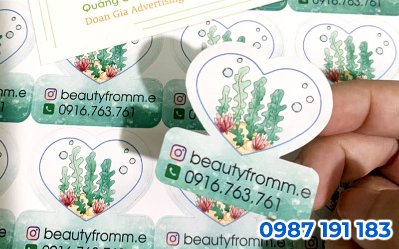 Chất liệu decal nhựa có bề mặt màu trắng