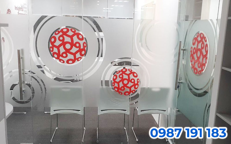 In trên chất liệu decal nhựa trong để trang trí văn phòng