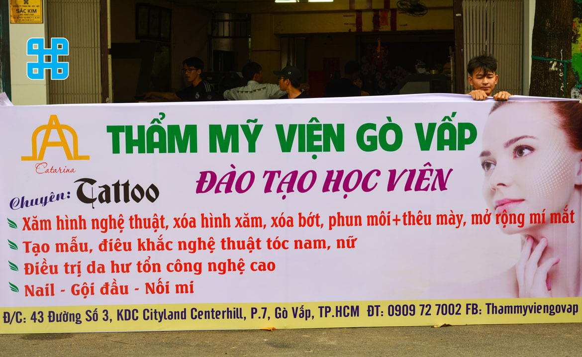 Nhân viên Sắc Kim đang làm bảng hiệu hiflex