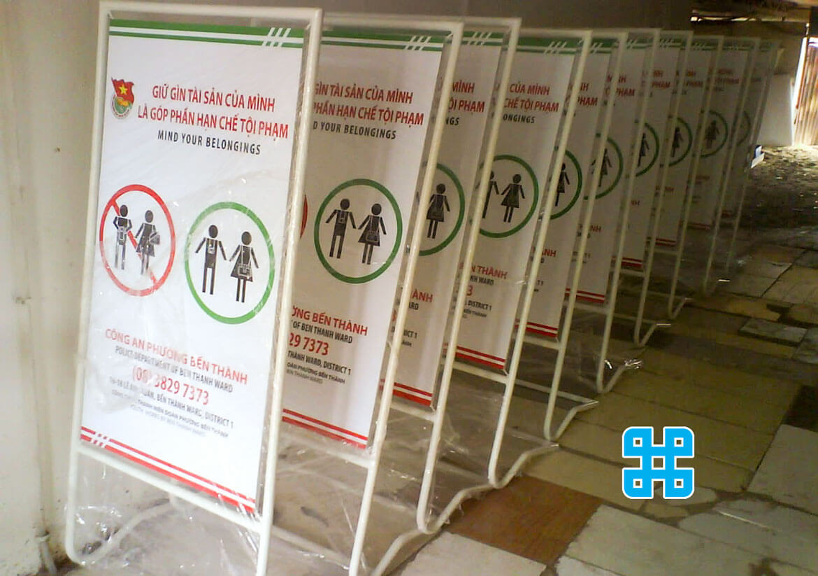 standee khung sắt