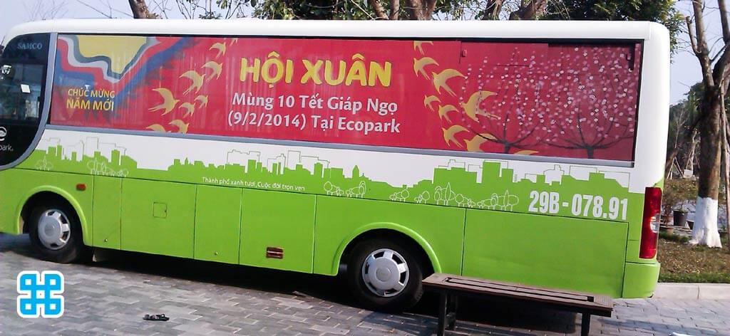 mẫu băng rôn decal được dán lên xe buýt
