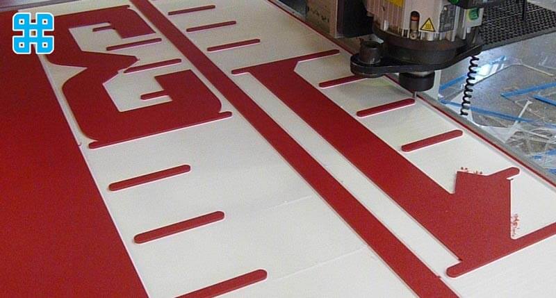cắt cnc trên mica làm chữ quảng cáo