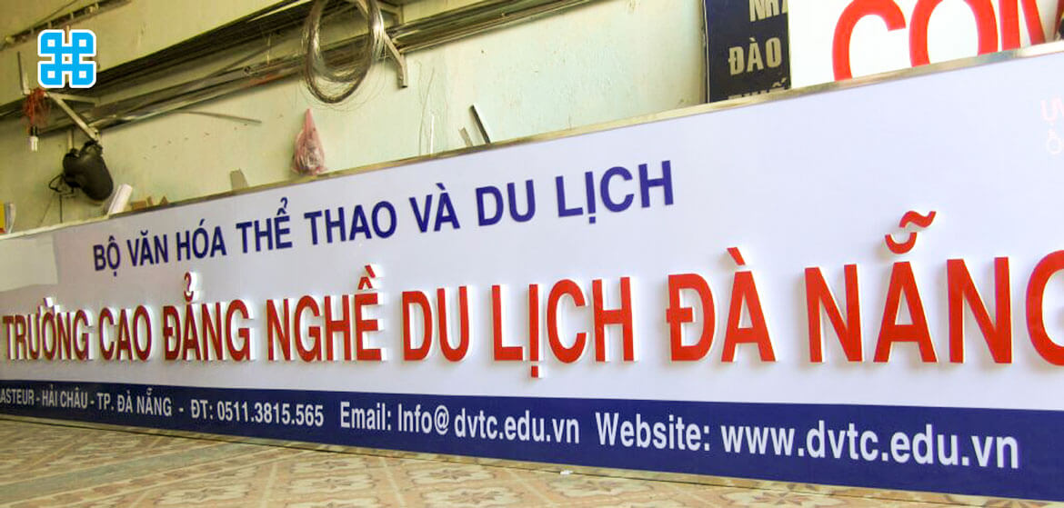 bảng hiệu mica chữ nổi viền inox
