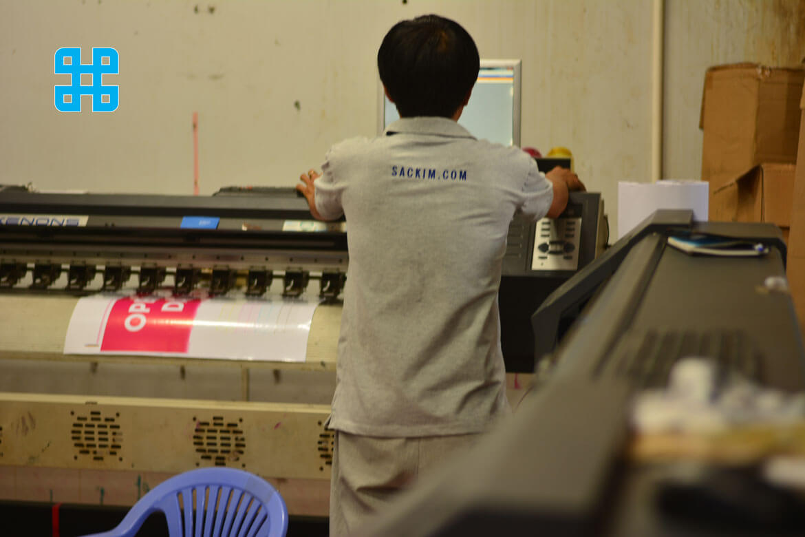nhân viên Sắc Kim luôn xem việc chăm sóc khách hàng là ưu tiên hàng đầu