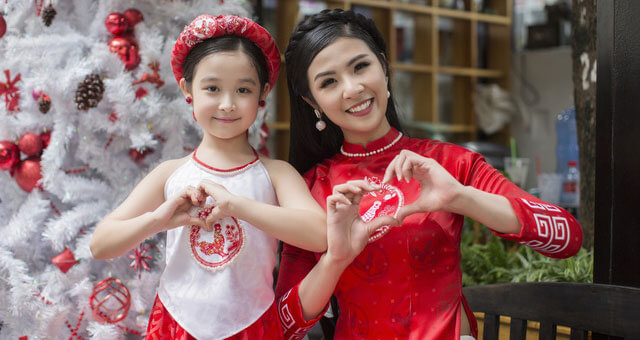 Hoa hậu Ngọc Hân khoe dáng với áo dài in KTS ở Mỹ