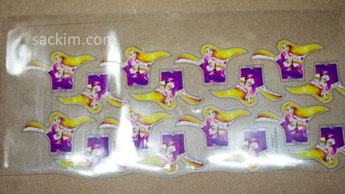 in uv lên pet dẻo trong suốt, in phẳng 2 lớp mực