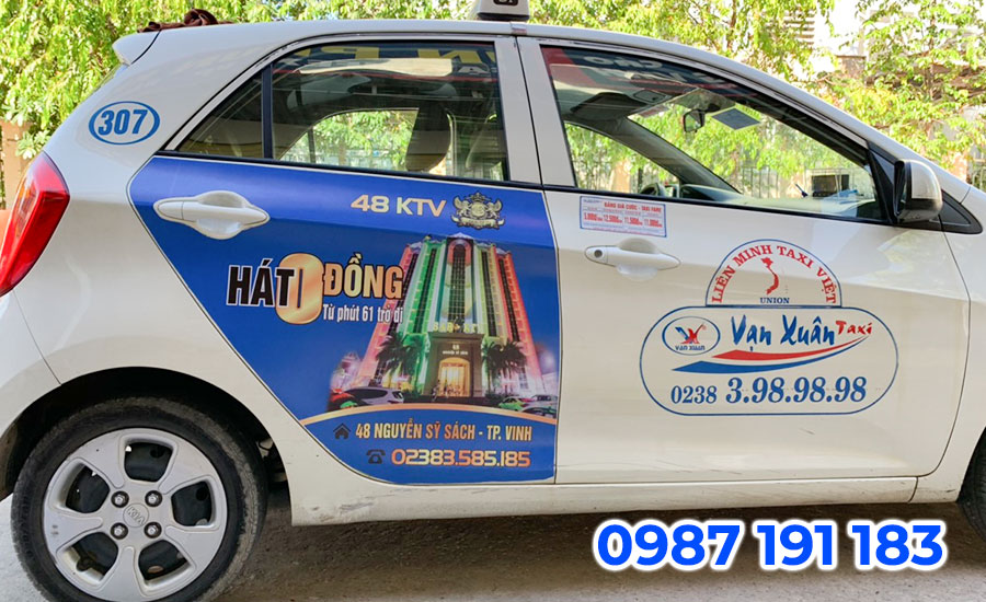 Xe ô tô kết hợp dán decal trong và decal sữa