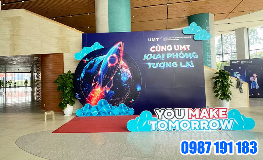 Cần làm nội dung thật rõ ràng, màu sắc trên backdrop hài hòa