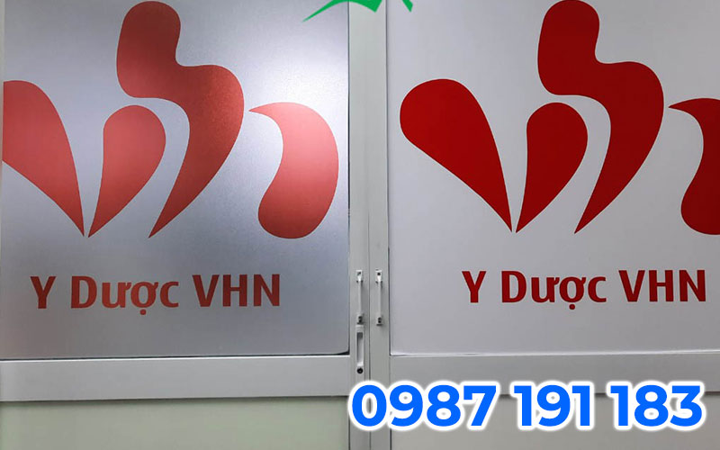 Dán decal trên kính trang trí văn phòng làm việc