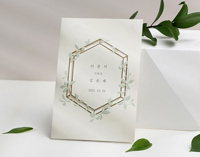 Mẫu 9 - mẫu thiệp cưới Hàn Quốc với hình hoa lá