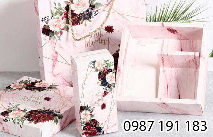 Mẫu túi giấy màu hồng sẽ thích hợp với những sản phẩm làm đẹp da. Chúng có thiết kế với họa tiết hoa vô cùng nữ tính sẽ thích hợp làm bao bì, bộ phận nhận diện thương hiệu đặc sắc