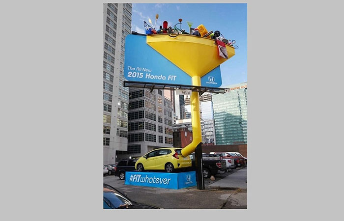 Mẫu poster đường phố độc lạ quảng cáo xe Civic, hàm ý xe có thể đựng nhiều đồ vật bạn muốn