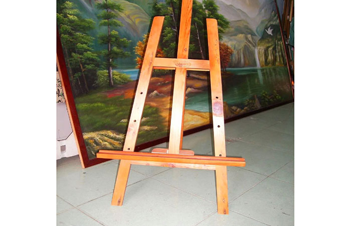 Standee gỗ thường dùng để đặt tranh ảnh hoặc poster quảng cáo