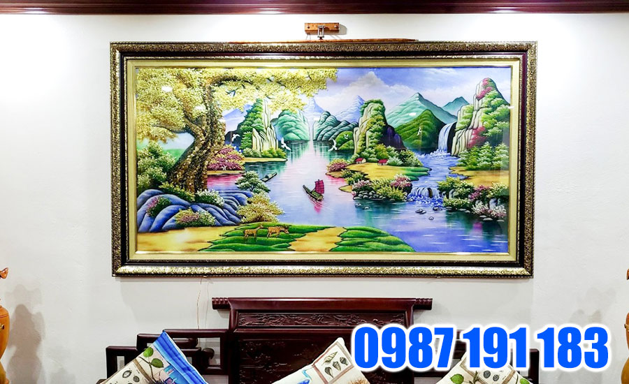 Sử dụng tranh treo tường sẽ giúp cho không gian phòng khách thêm đẹp