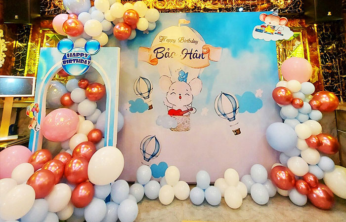 Mẫu backdrop tổ chức sinh nhật với hình ảnh hoạt hình và bong bóng