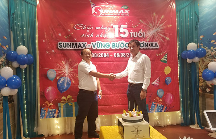 Mẫu backdrop sinh nhật công ty SunMax 15 tuổi