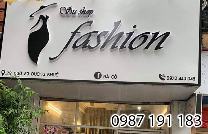 Mẫu biển hiệu mặt tiền cửa hàng thời trang với tông màu đen trắng đặc trưng