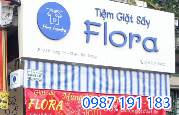 Mẫu bảng hiệu với tông màu trắng đẹp của tiệm giặt sấy Flora