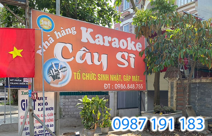 Bảng hiệu của nhà hàng karaoke Cây Si