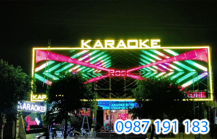Mẫu chữ đèn led cùng màn hình phát sáng với nhiều hiệu ứng đẹp của quán karaoke