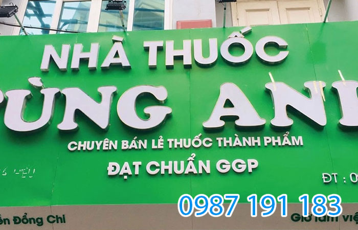 Mẫu biển hiệu xanh với chữ nổi mica viền inox của nhà thuốc Tùng Anh