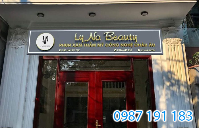 Mẫu bảng hiệu nhỏ nhưng chất của tiệm phun xăm Ly Na Beauty