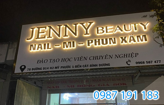 Mẫu bảng hiệu của tiệm Jenny với chữ nổi đèn led rất đặc trưng