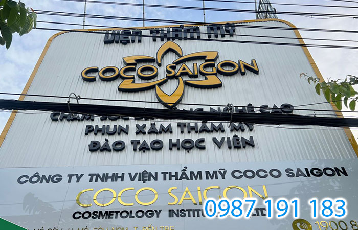 Mẫu bảng hiệu của viện thẩm mỹ Coco Sài Gòn với dịch vụ phun xăm