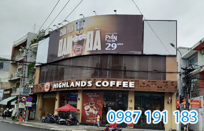 Mẫu bảng hiệu Highlands Coffee tại mặt tiền đường