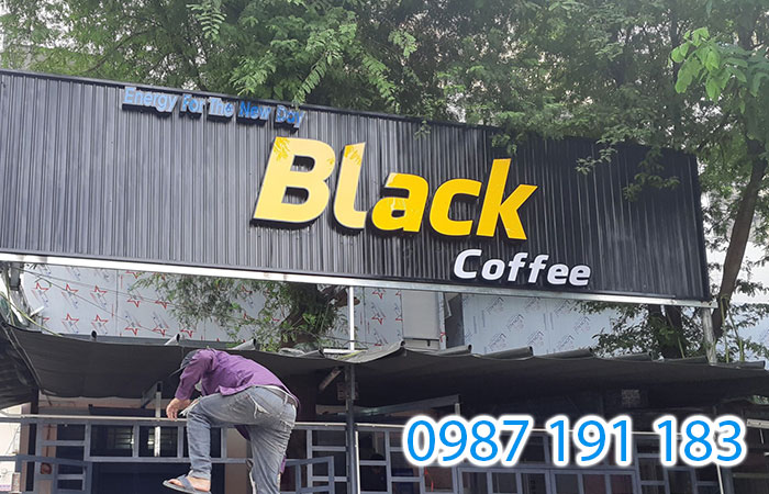 Mẫu bảng hiệu tôn bền đẹp cùng với chữ nổi của quán Black Coffee