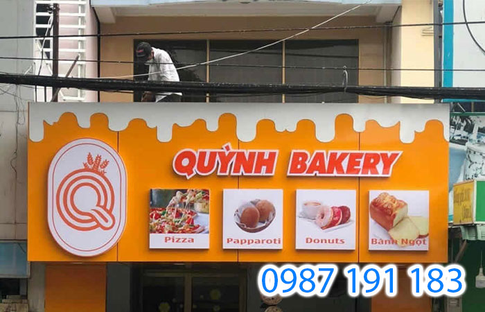 Mẫu biển hiệu quảng cáo ngoài trời của tiệm bánh kem Quỳnh Bakery