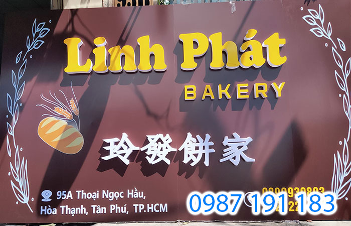 Bảng hiệu của cửa hàng Linh Phát khi được lắp đặt