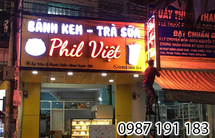 Mẫu 8 - mẫu bảng hiệu của quán Phil Việt về đêm