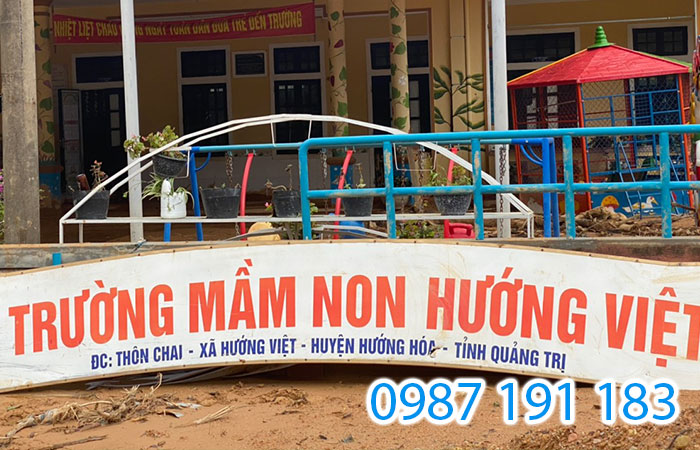Biển quảng cáo đặt ngay cổng của trường mầm non Hướng Việt