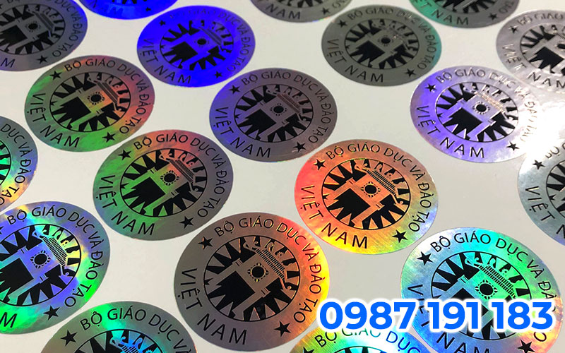 Decal 7 màu thường in với tông mực đen chủ đạo