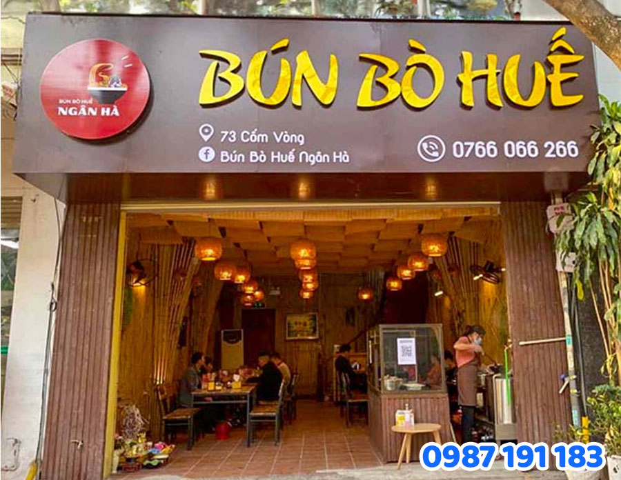 Bảng hiệu – vũ khí thu hút khách đầu tiên của quán bún bò