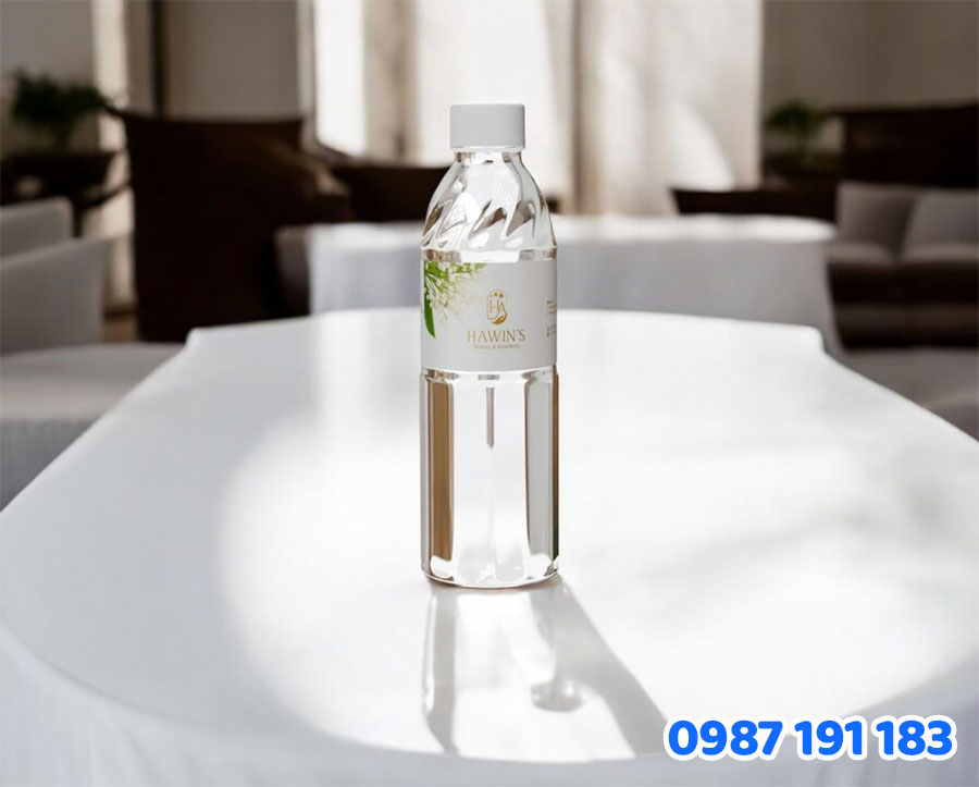 In nhãn chai nước suối mang thương hiệu riêng