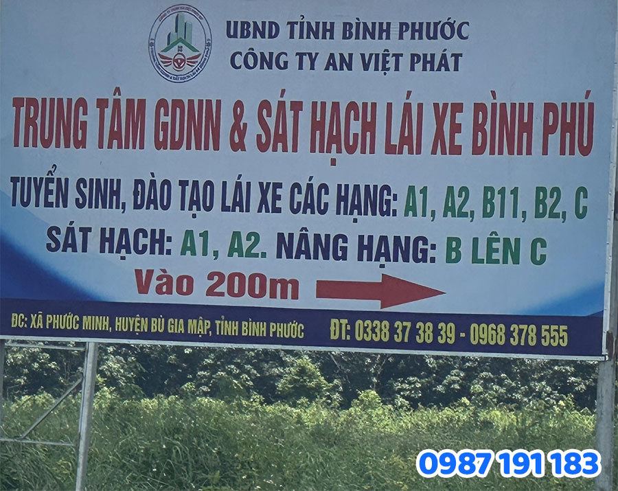 Bảng pano ngoài trời treo bên đường