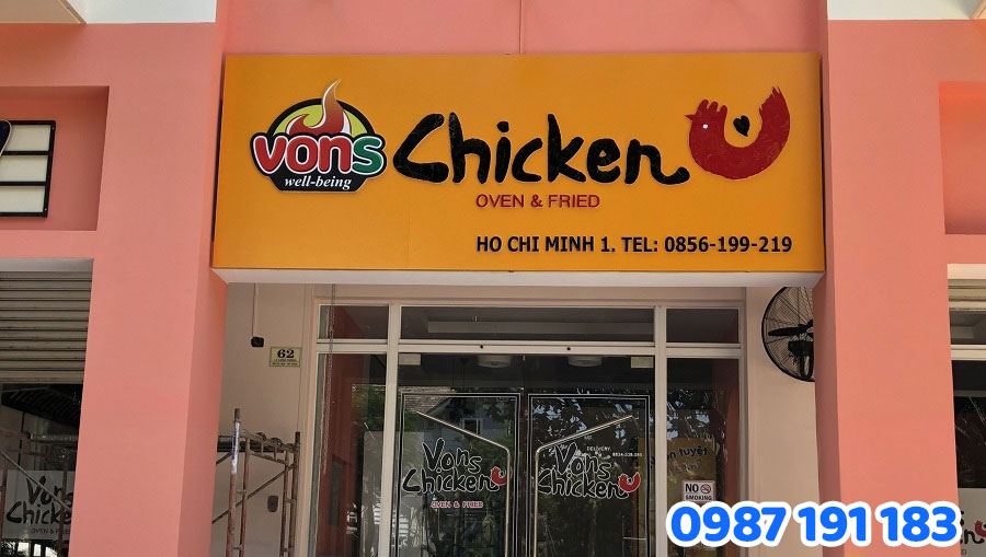 Vì sao bảng hiệu quan trọng với quán bán gà?