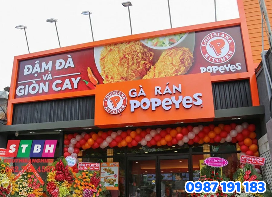 Chất liệu phổ biến làm bảng hiệu bán gà