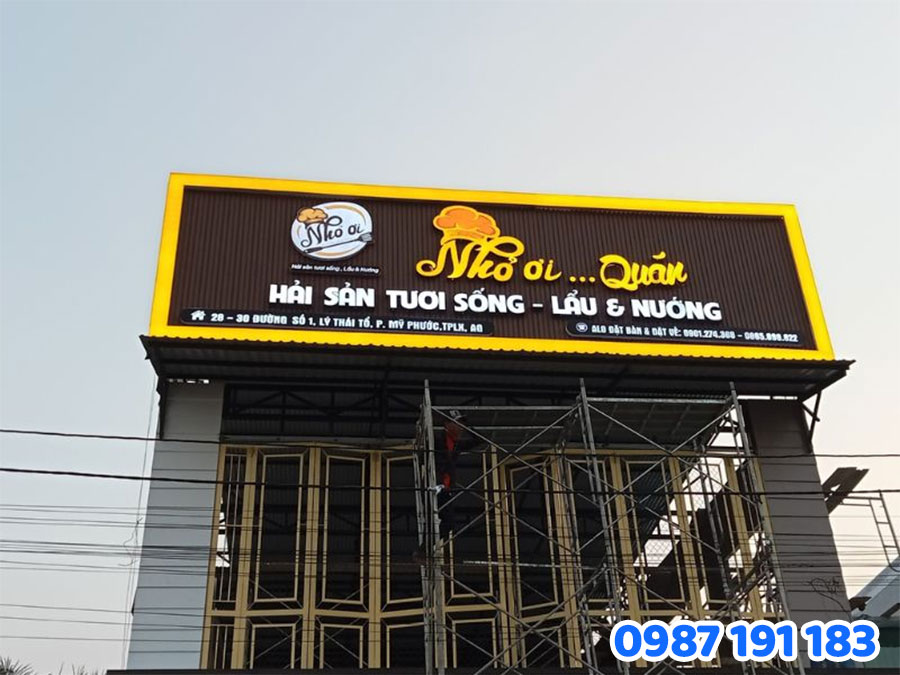 Chất liệu Alu kết hợp chữ nổi mica/inox – bền, sang trọng