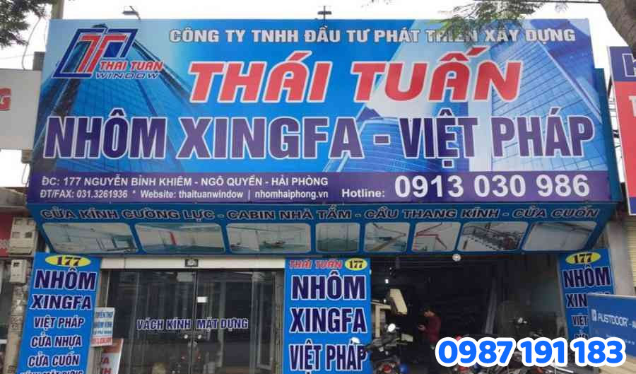 Mẫu bảng hiệu nhôm kính đẹp số 1