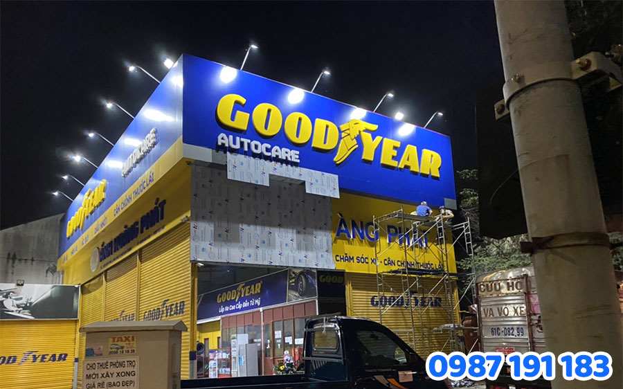 Salon ô tô - Khi đẳng cấp thương hiệu bắt đầu từ bảng hiệu