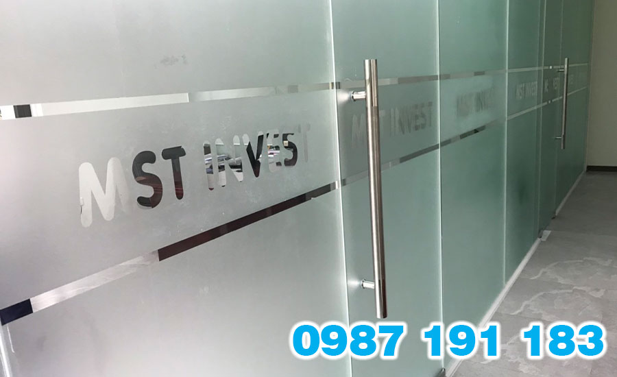 Sử dụng decal kính mờ sẽ tạo không gian tốt cho các phòng ban