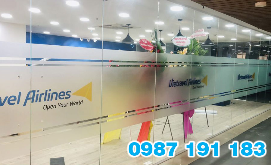 Trang trí văn phòng bằng decal kính mờ sẽ tăng sự riêng tư cho không gian làm việc