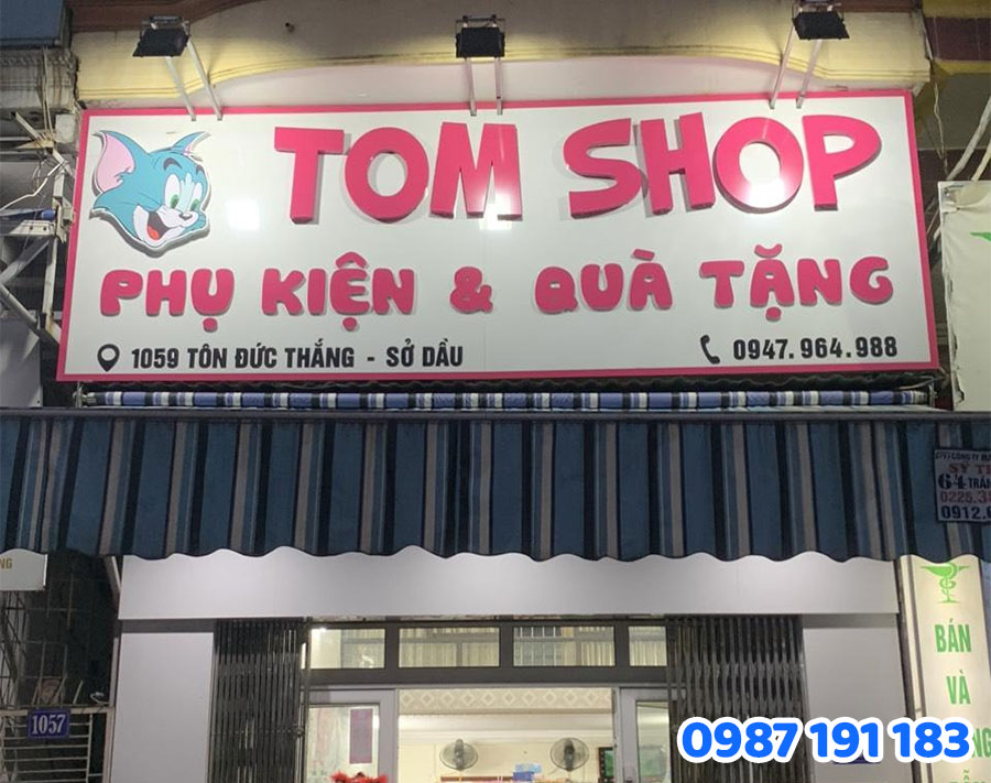 Quy trình thiết kế & thi công bảng hiệu phụ kiện – quà tặng tại Sắc Kim