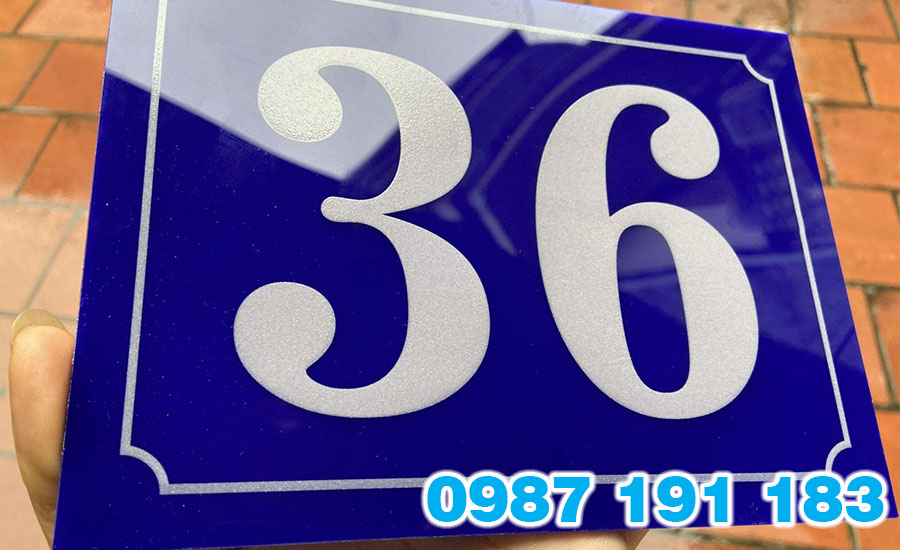 Biển số nhà bằng mica được nhiều chủ nhà, chủ phòng trọ ưa thích sử dụng