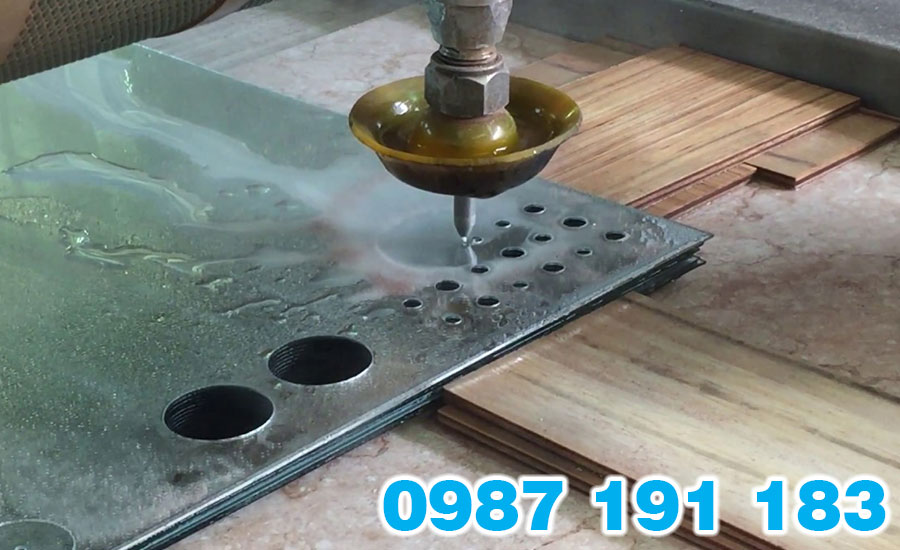 Cắt CNC bằng tia nước có thể cắt những vật liệu rất dày và cắt được theo hình 3D