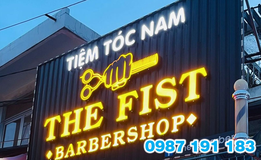 Mẫu biển mica chữ nổi trên nền tôn sóng