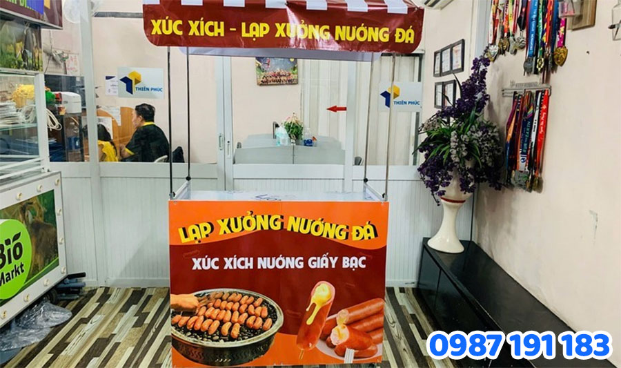 Lợi ích khi có bảng hiệu xúc xích nướng đá nổi bật
